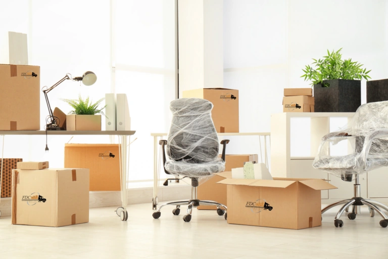 Déménagement de bureaux : cartons et mobilier protégé