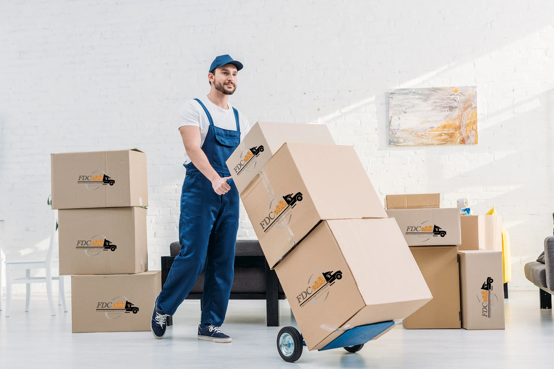 Déménageur déplaçant des cartons avec un diable