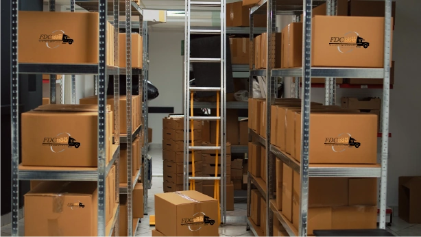 Cartons stockés sur des étagères en garde-meuble