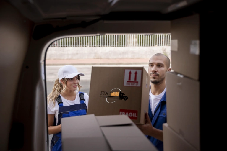 Chargement des cartons dans le camion de déménagement