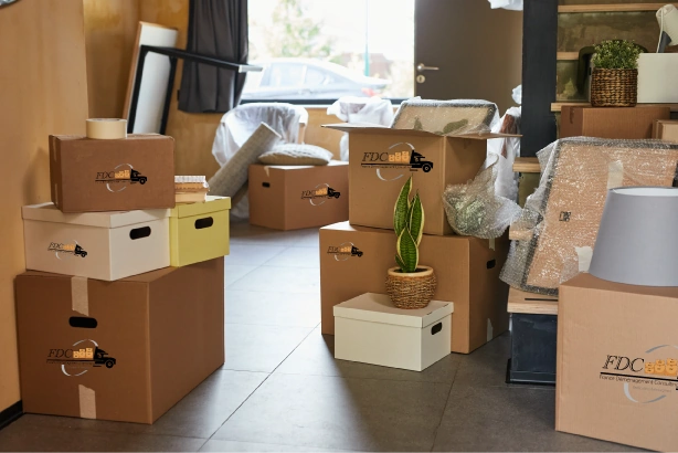 Cartons de déménagement dans un appartement