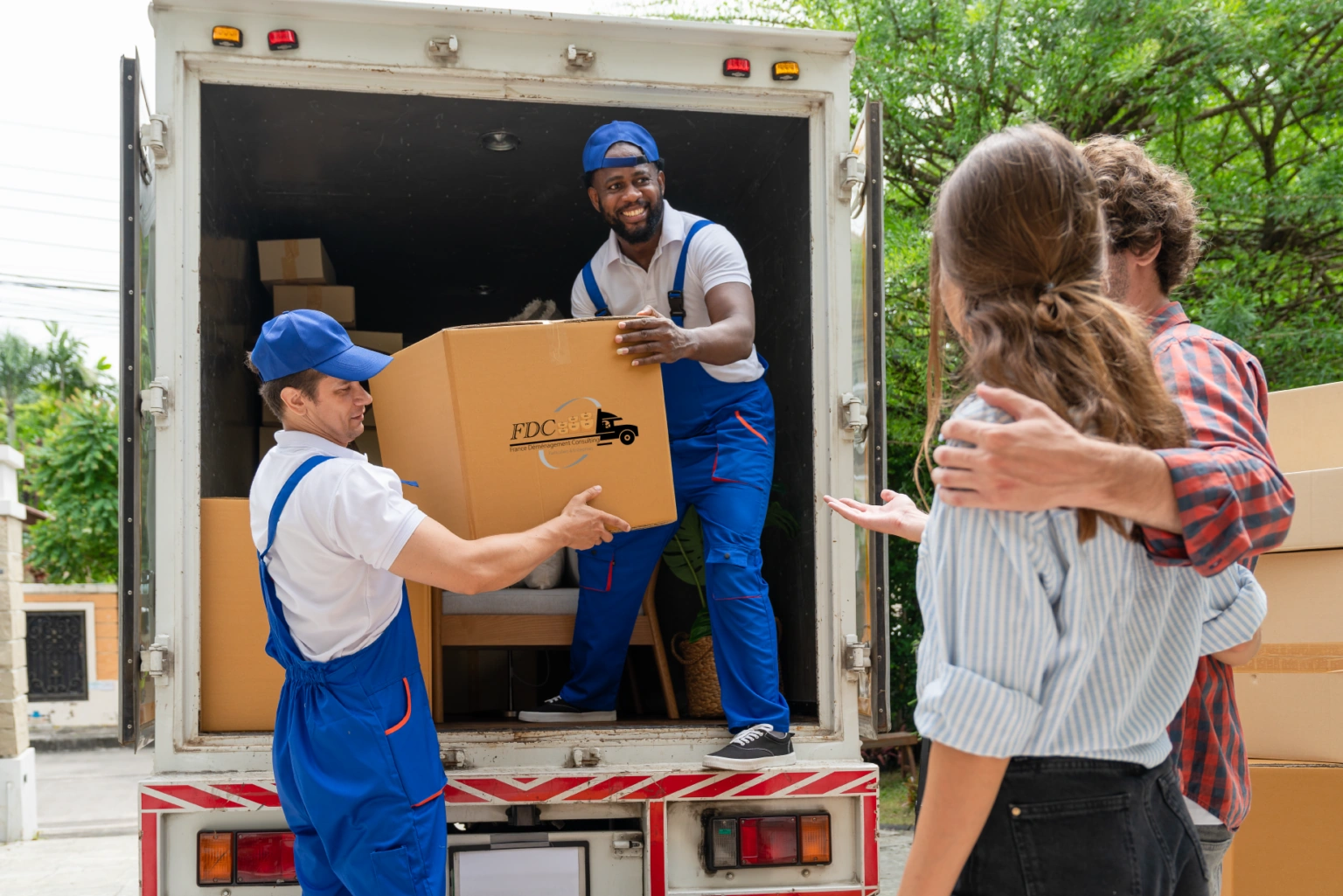 Déménageurs chargeant des cartons dans le camion