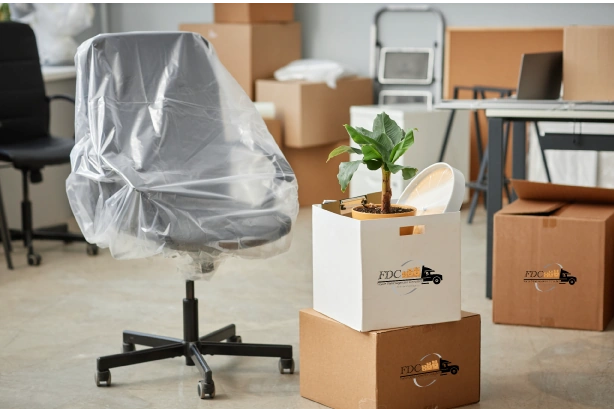 Fauteuil de bureau protégé sous film avant un déménagement