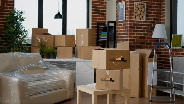 Cartons de déménagement dans un salon